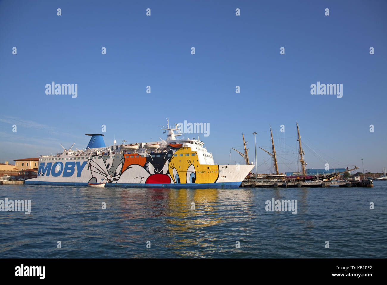 Traghetto Moby Lines per la Sardegna in traghetto dal porto di Livorno, Toscana, Italia, Europa meridionale, Foto Stock