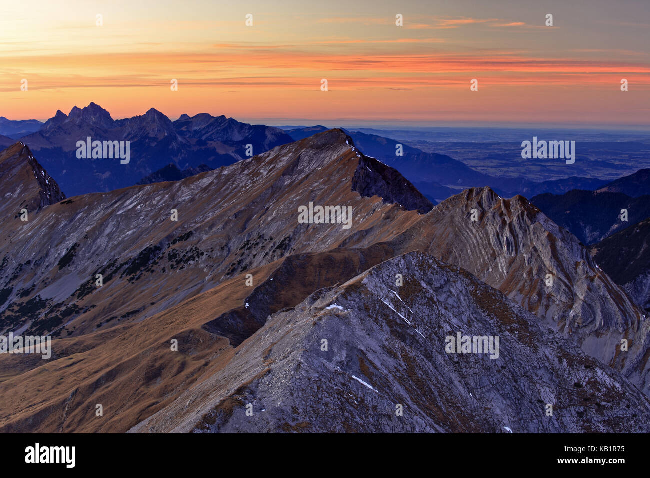 Austria, Tirolo, ausserfern, Alpi Ammergau, upsspitze, pitzenegg, piatto di montagna, dietro di esso tannheimer Alpi, Foto Stock
