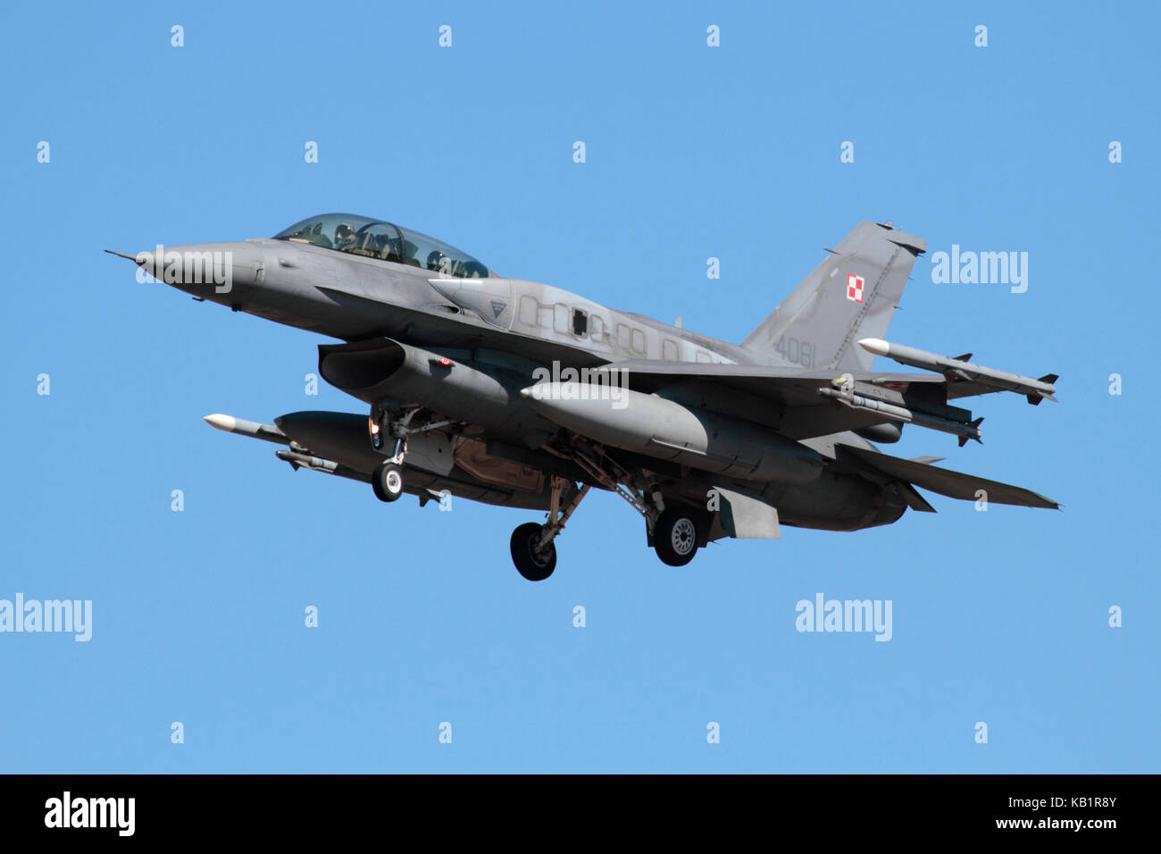 Moderno velivolo militare. Aereo da combattimento Polish Air Force F-16D in avvicinamento, dotato di serbatoi carburante conformi (CFT) sulla fusoliera Foto Stock