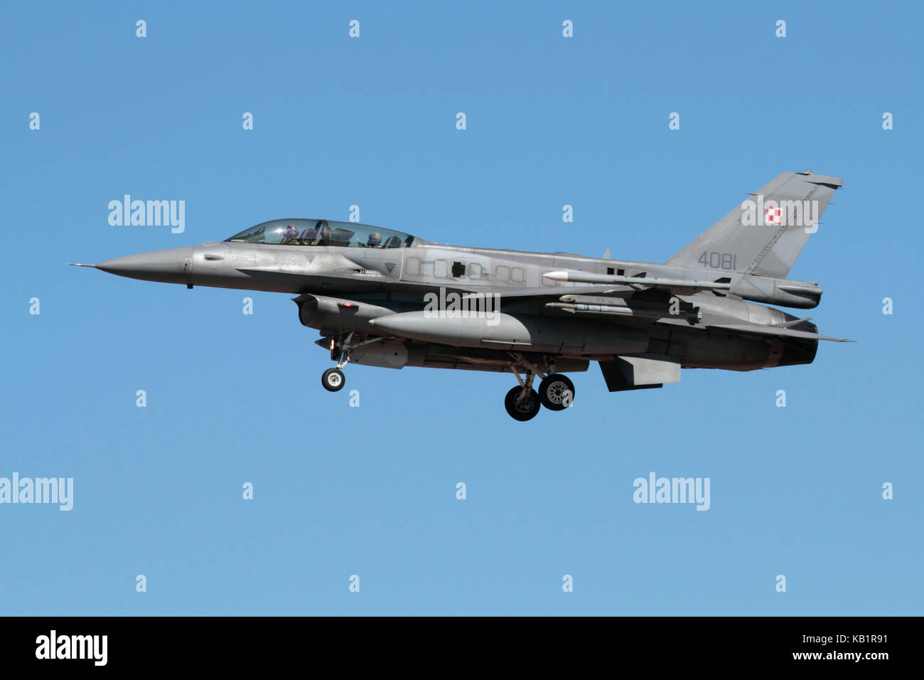 Aviazione Militare. Polish Air Force F-16D jet da combattimento su aeromobili approccio Foto Stock