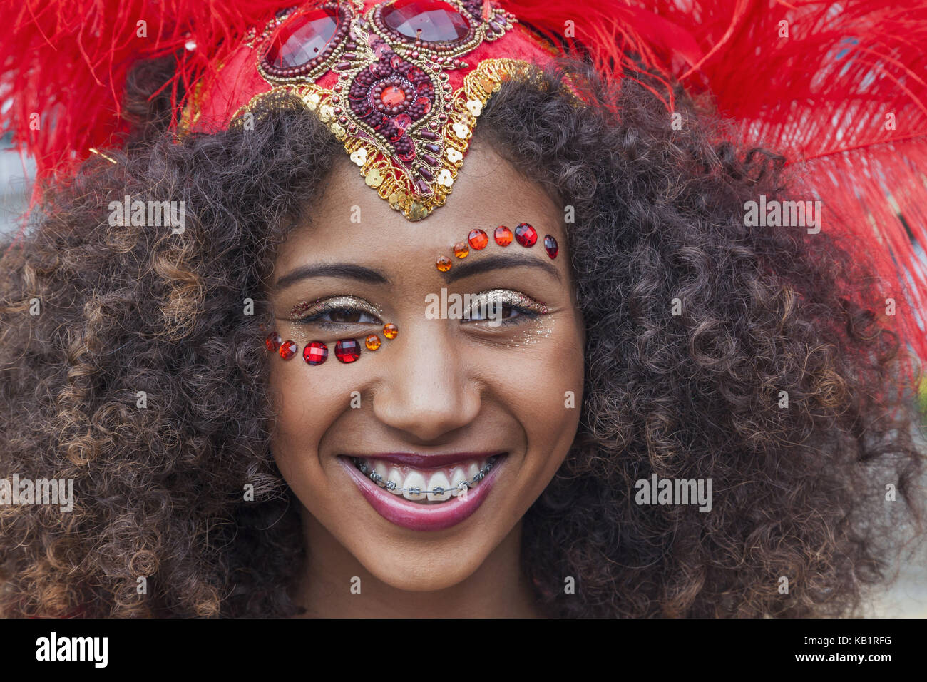 Inghilterra, Londra, carnevale di Notting Hill, donna mascherata, sorriso, ritratto, Foto Stock