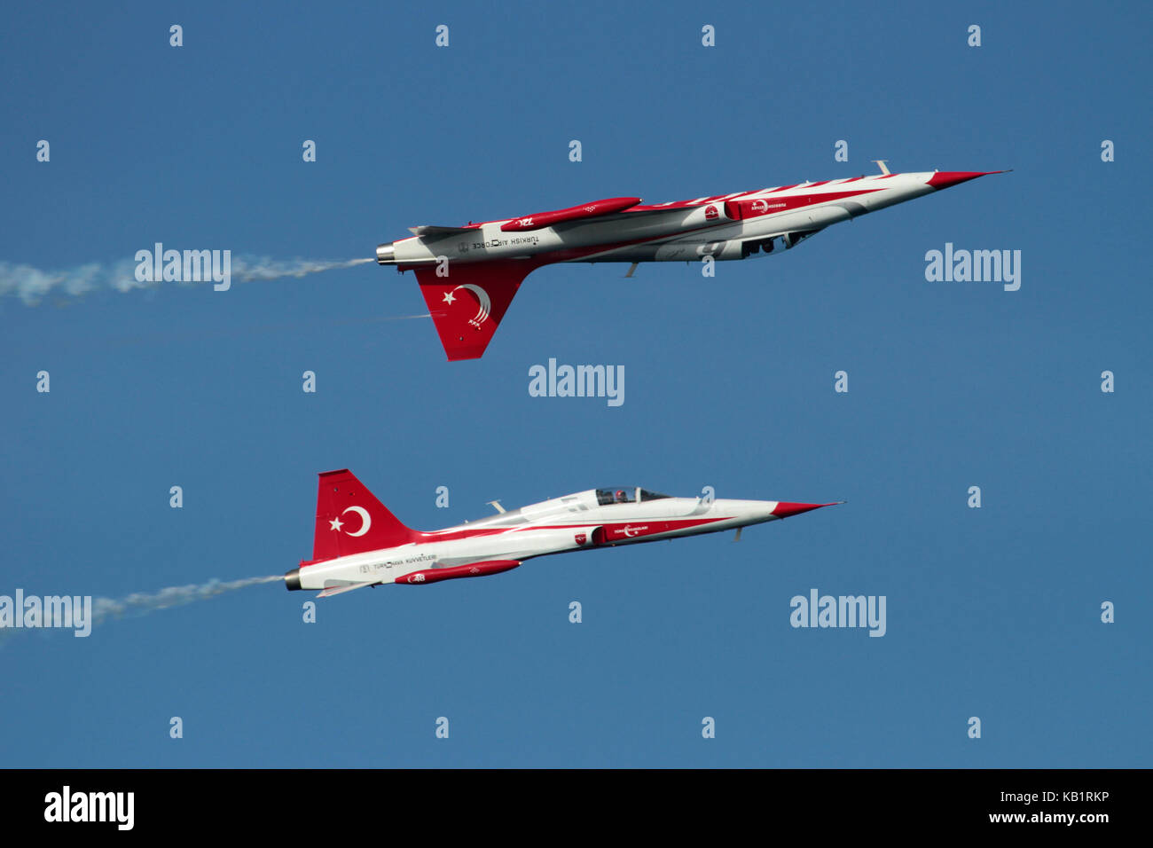 Due NF-5 combattenti a getto del bagno turco stelle team display (derivati del Northrop F-5A) durante una performance airshow Foto Stock