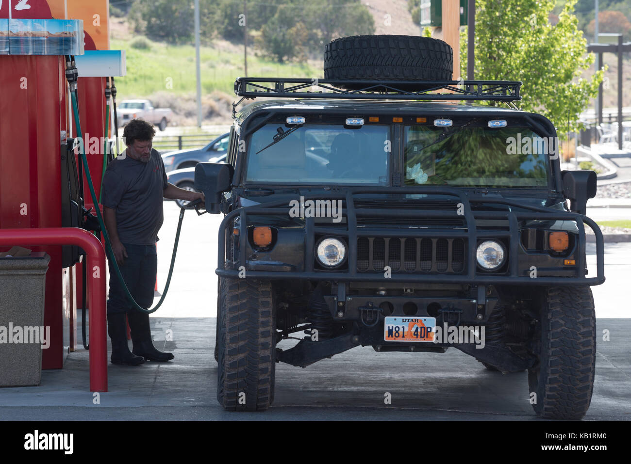 Il riempimento di una Hummer in corrispondenza di una stazione di gas in Cedar City, Utah. Foto Stock