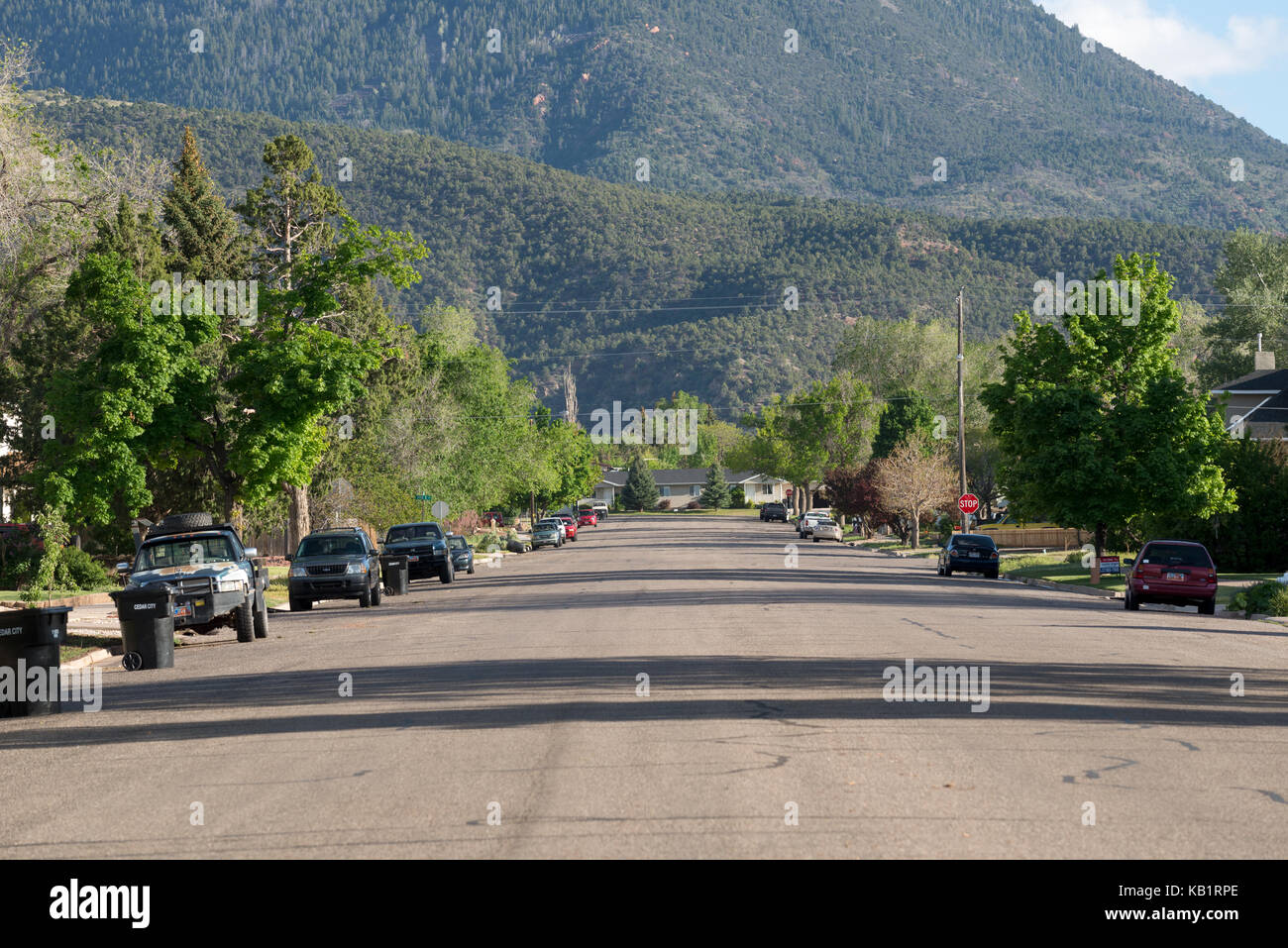 Ampia strada residenziale a Cedar City, Utah. Foto Stock