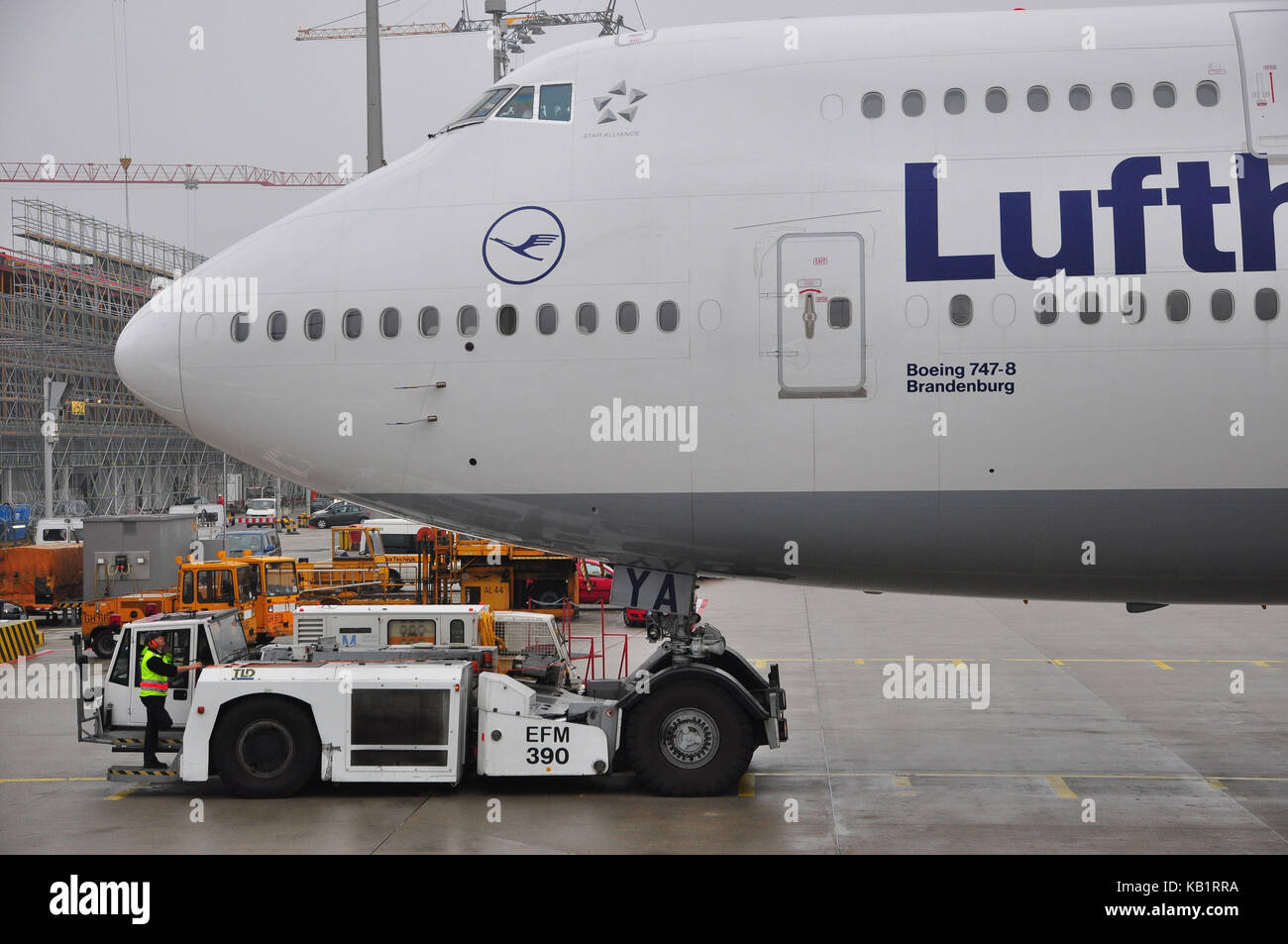 Aviazione civile, aria liner, pista, check-up, avviare i preparativi, spintori, Foto Stock