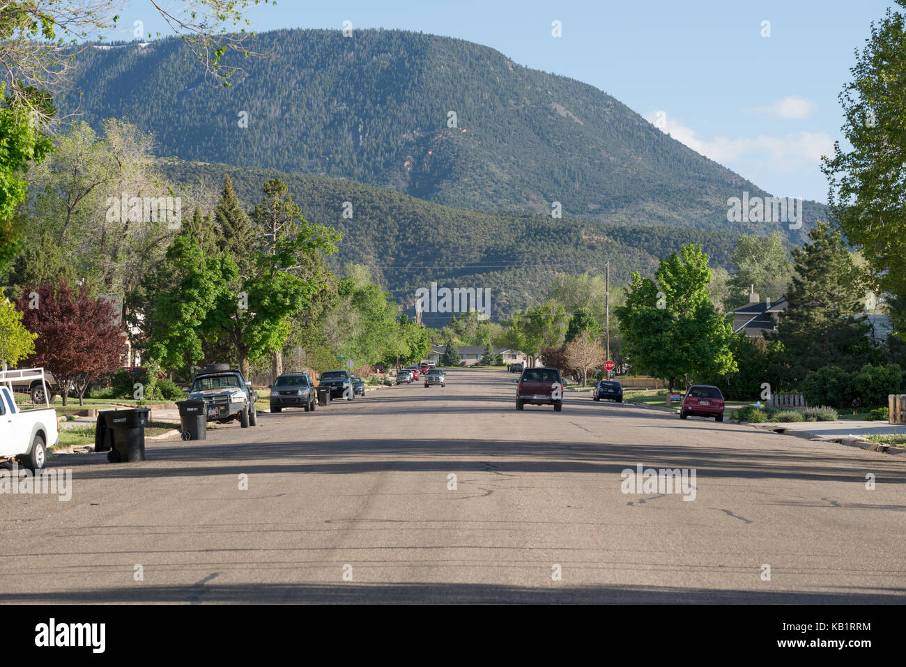 Ampia strada residenziale a Cedar City, Utah. Foto Stock