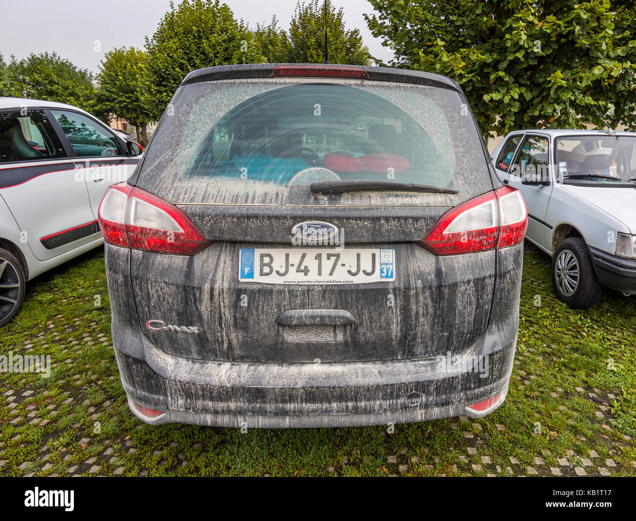 Molto sporco ford c-max auto, Francia. Foto Stock