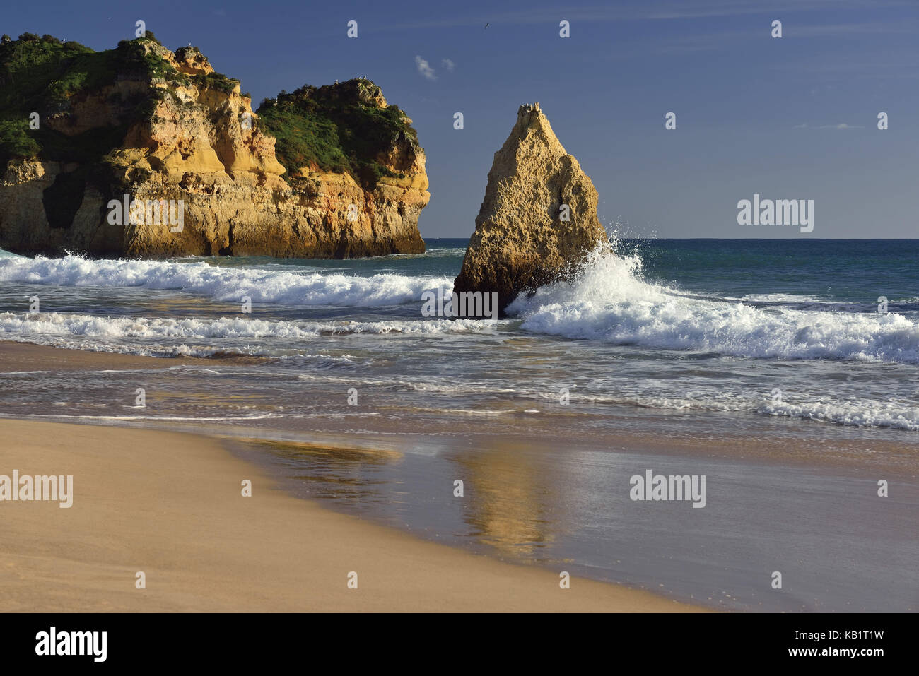 Il Portogallo, Algarve, le cozze a Lime Rock sulla spiaggia di Prainha, Foto Stock