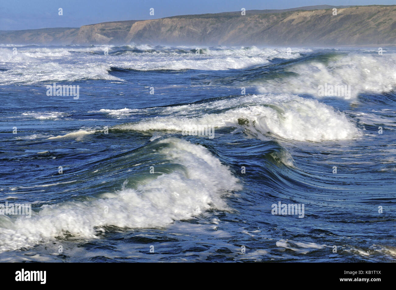 Il Portogallo, Algarve, il vento e le onde a Praia do amado in riserva costa vicentina, Foto Stock