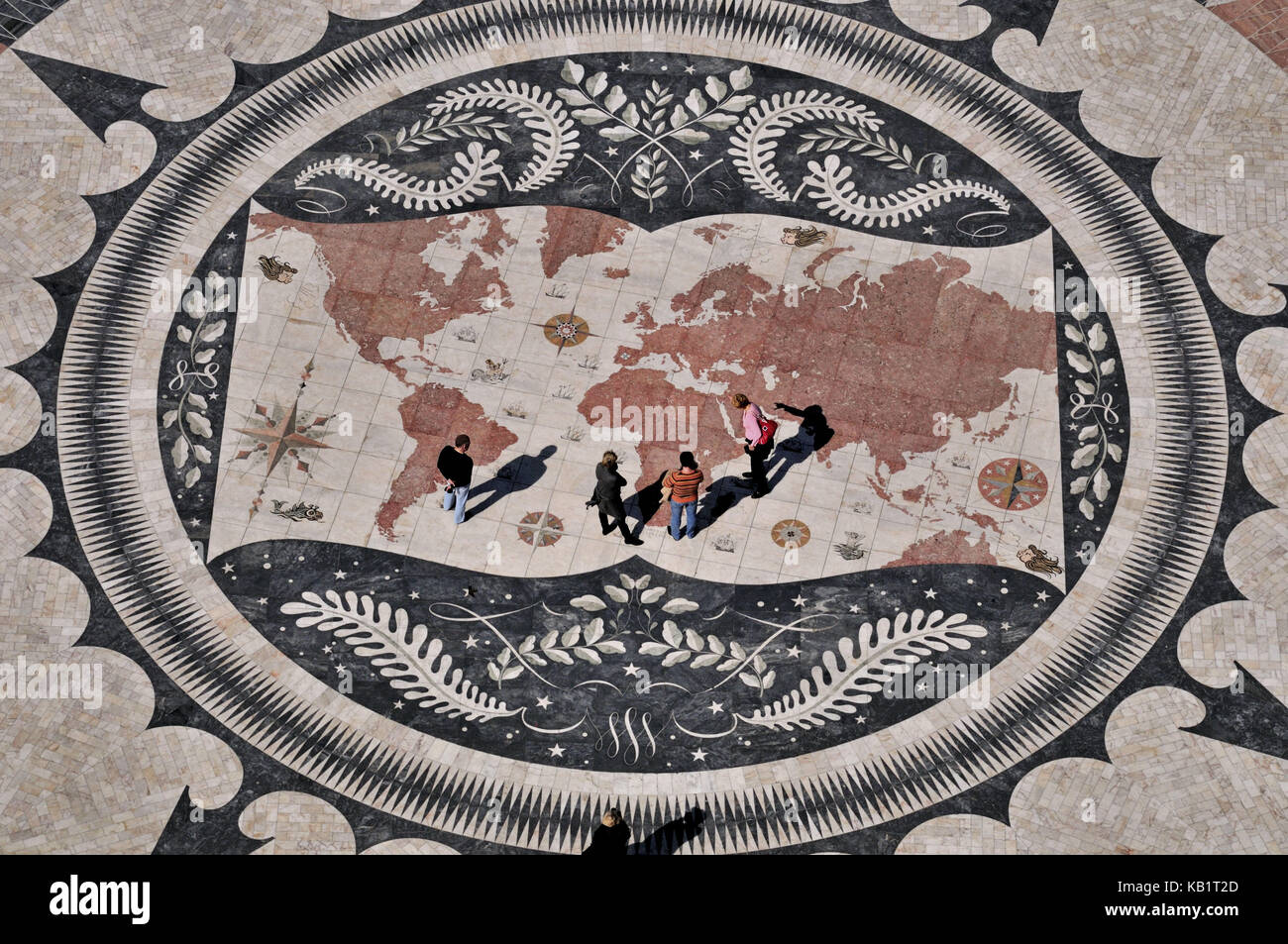 Portogallo, Lisbona, vista sulla bussola rosa e la mappa del mondo della gente di mare di fronte al monumento delle scoperte di Belém, Foto Stock