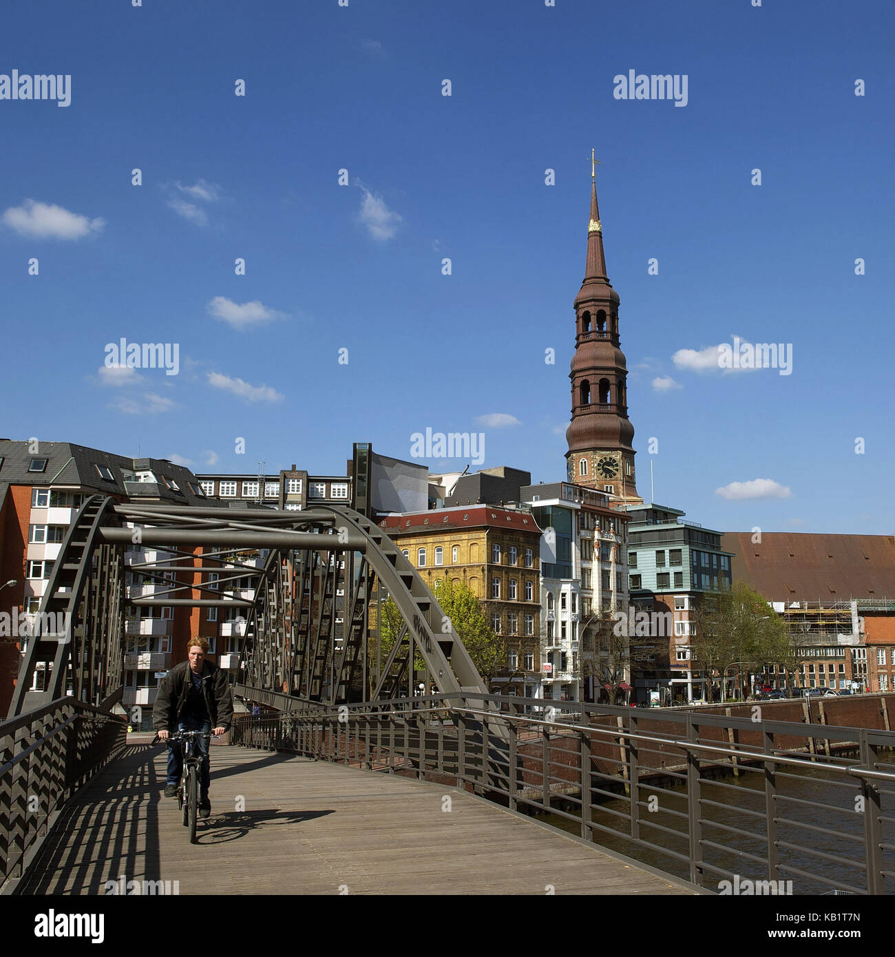 Germania, Amburgo, "capitale verde d'Europa nel 2011", distretto dei magazzini, Chiesa di Santa Caterina, ciclista sul ponte, Foto Stock