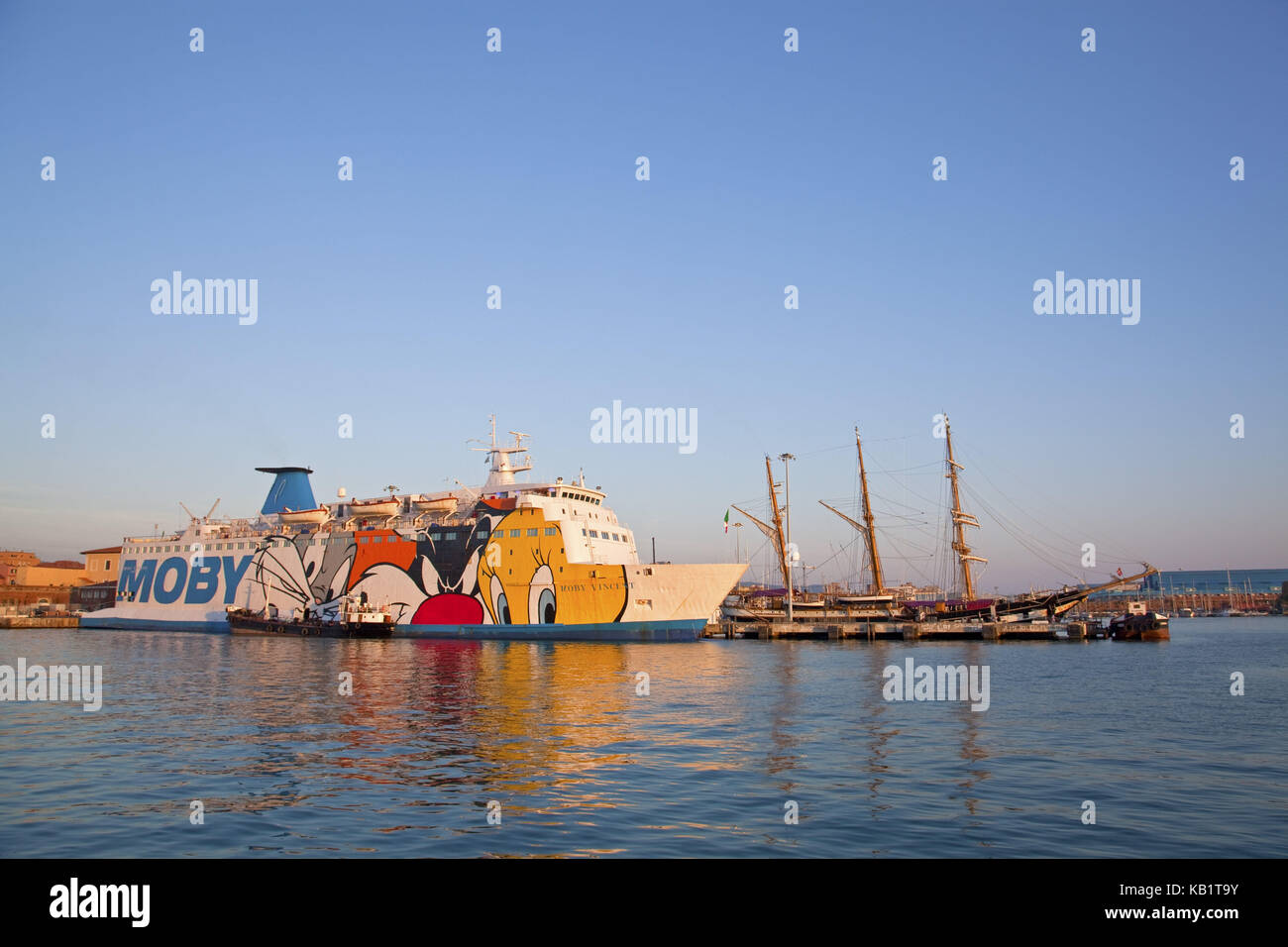 Traghetto Moby Lines per la Sardegna in traghetto dal porto di Livorno, Toscana, Italia, Europa meridionale, Foto Stock