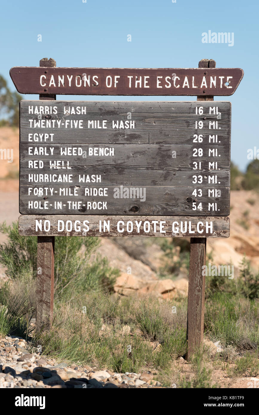 Segno indicante la distanza sul foro-in-the-rock road in grande scala - escalante monumento nazionale, Utah. Foto Stock