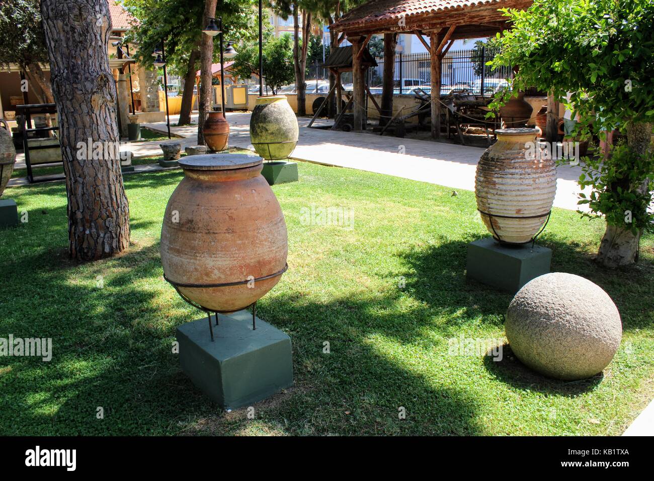 Vasi antichi e anfore - una mostra nel cortile del alanya museo archeologico (Turchia). Foto Stock