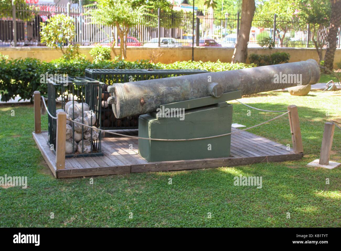 Un vecchio cannone e palle di cannone nel cortile interno del alanya museo archeologico (Turchia). Foto Stock