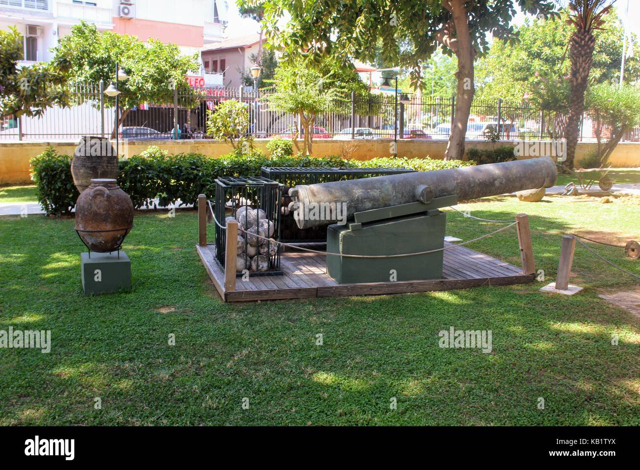 Un vecchio cannone e palle di cannone nel cortile interno del alanya museo archeologico (Turchia). Foto Stock