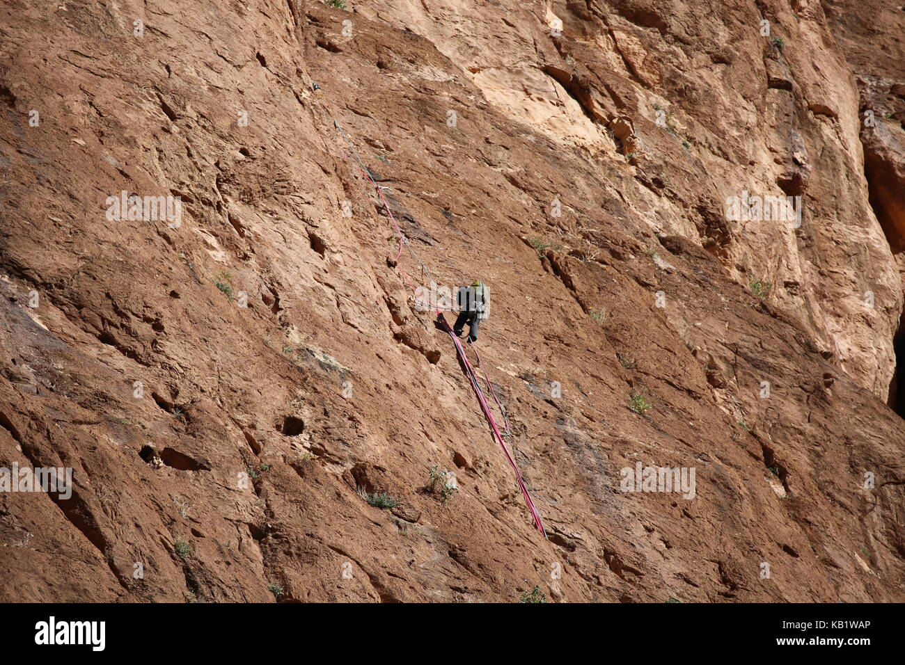 Scalatore al rock in Marocco --- Bergsteiger un einem Felsen in Marokko Foto Stock