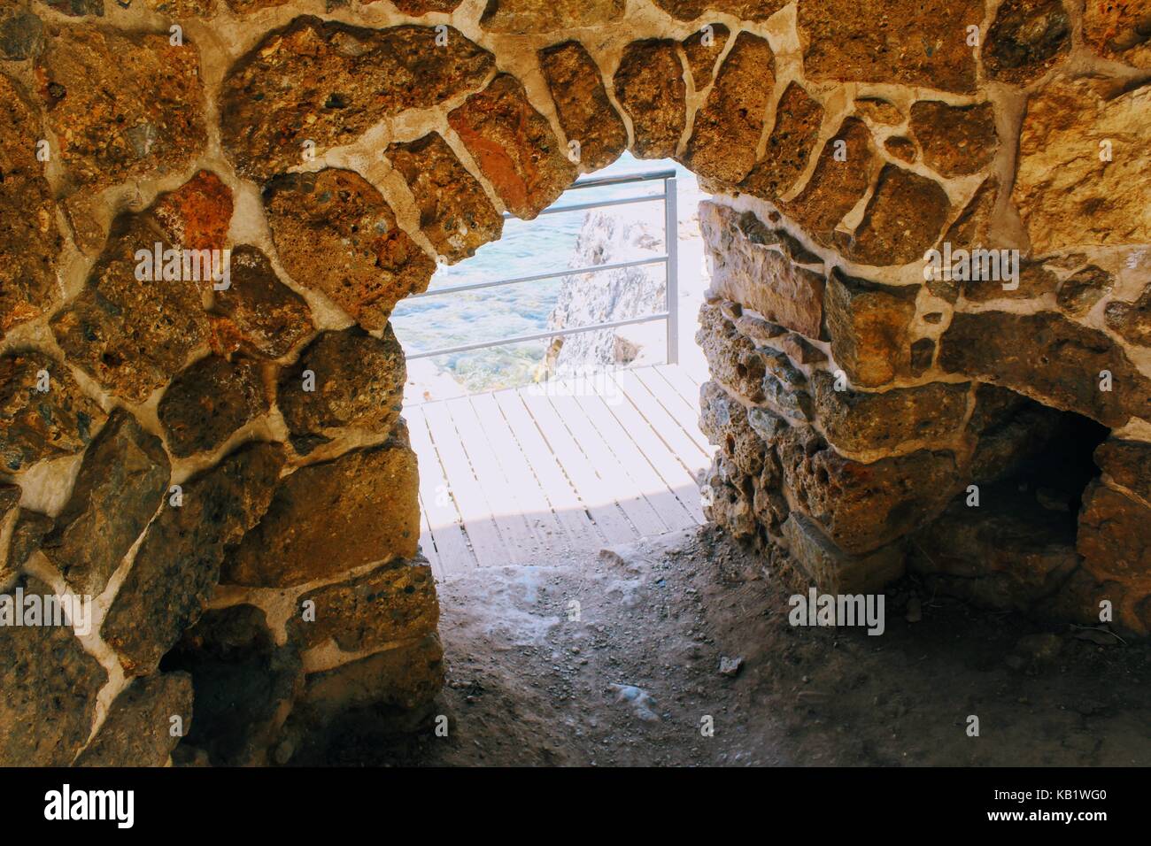 La bassa arch è un imprevisto ostacolo al vecchio cantiere in Alanya castle (Alanya, Turchia). Foto Stock