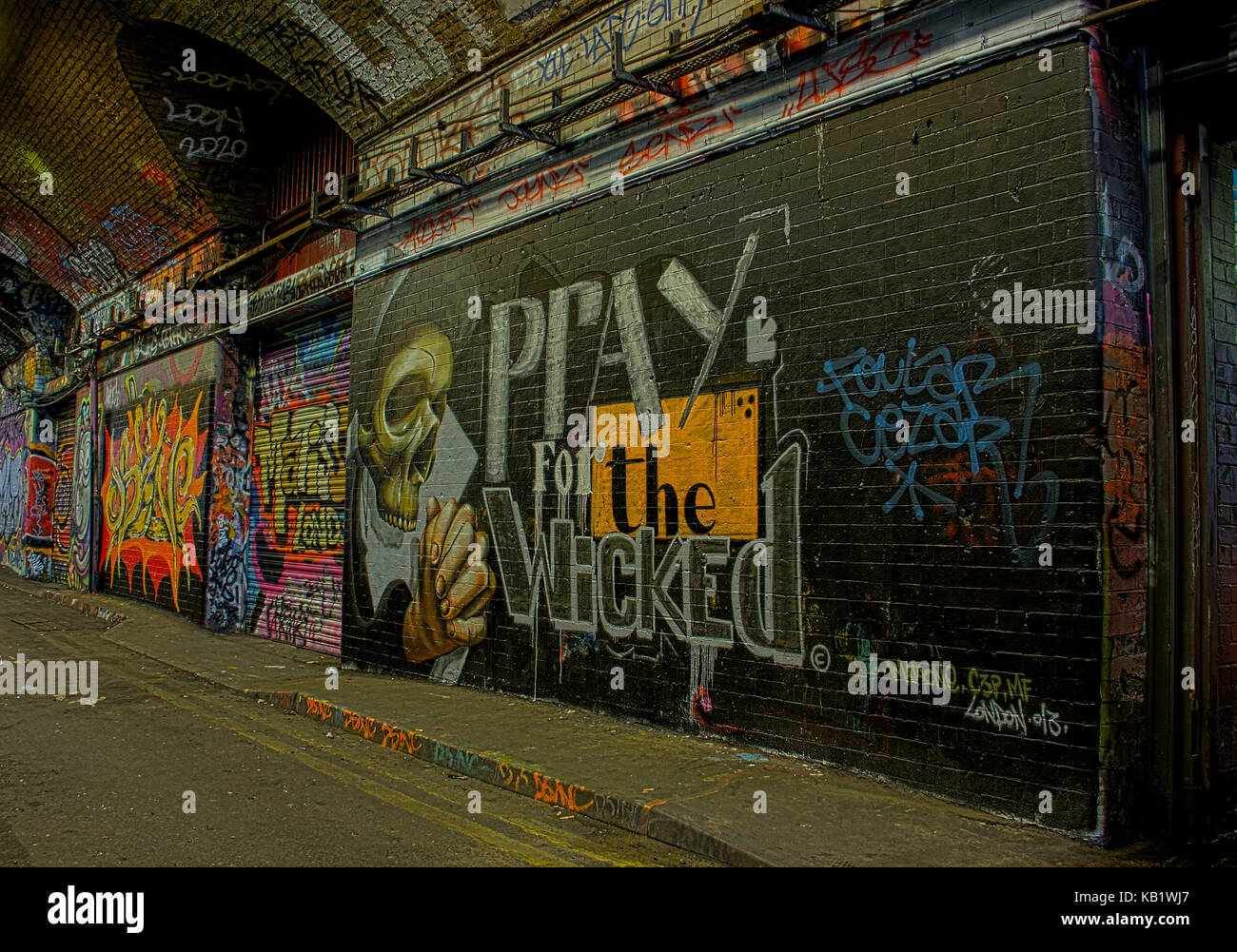 London Graffiti lungo Leake Street Tunnel, noto anche come Tunnel Bansy a Lambeth, London, England Regno Unito Foto Stock