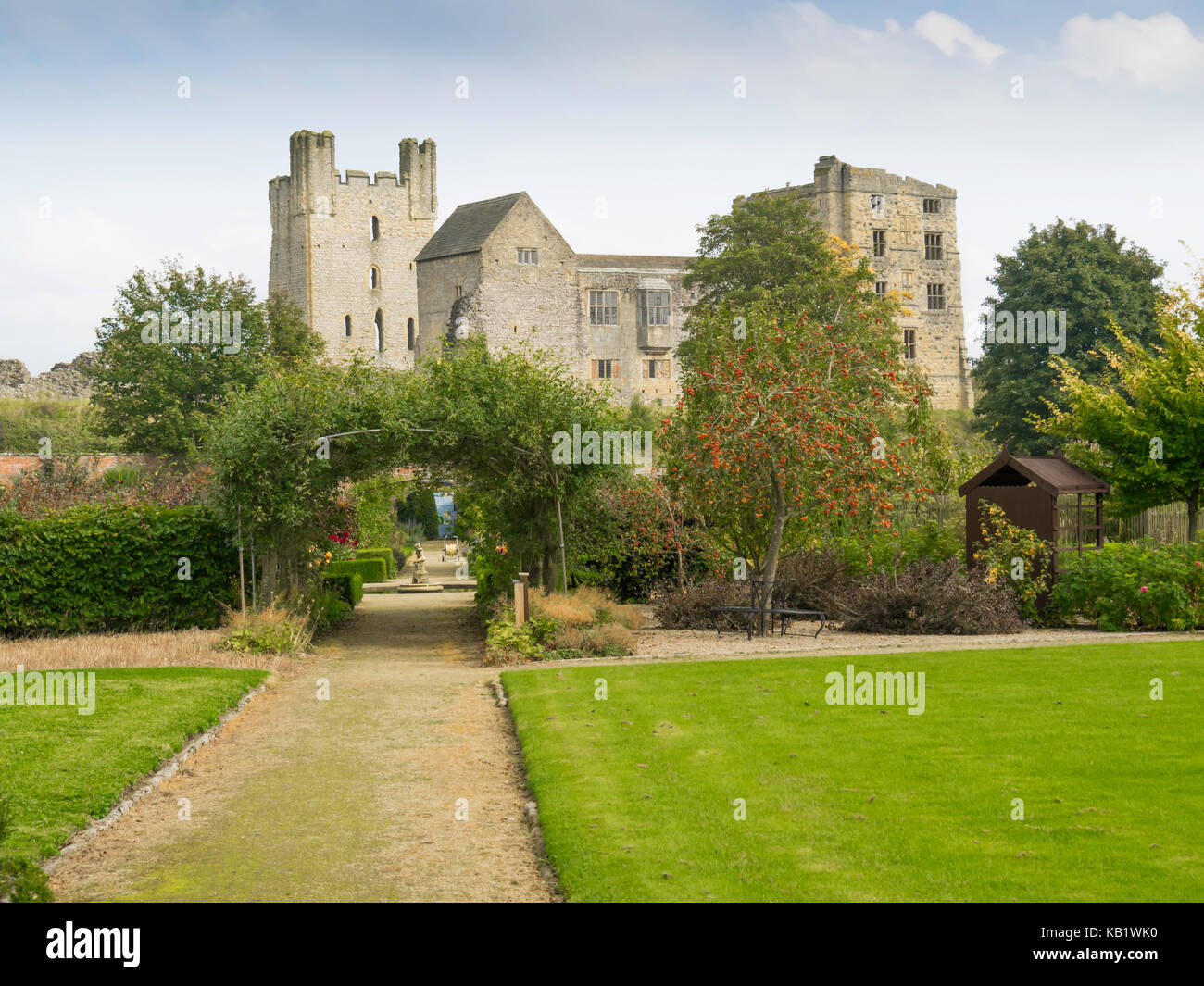 Helmsley castello affacciato sul helmsley walled garden con uno spettacolo di autunno fiori e frutta Foto Stock