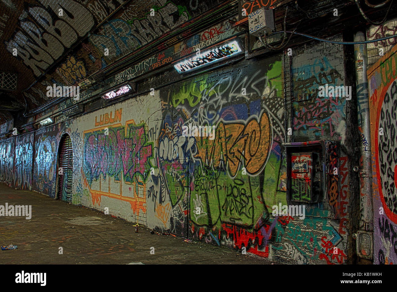 London Graffiti lungo Leake Street Tunnel, noto anche come Tunnel Bansy a Lambeth, London, England Regno Unito Foto Stock