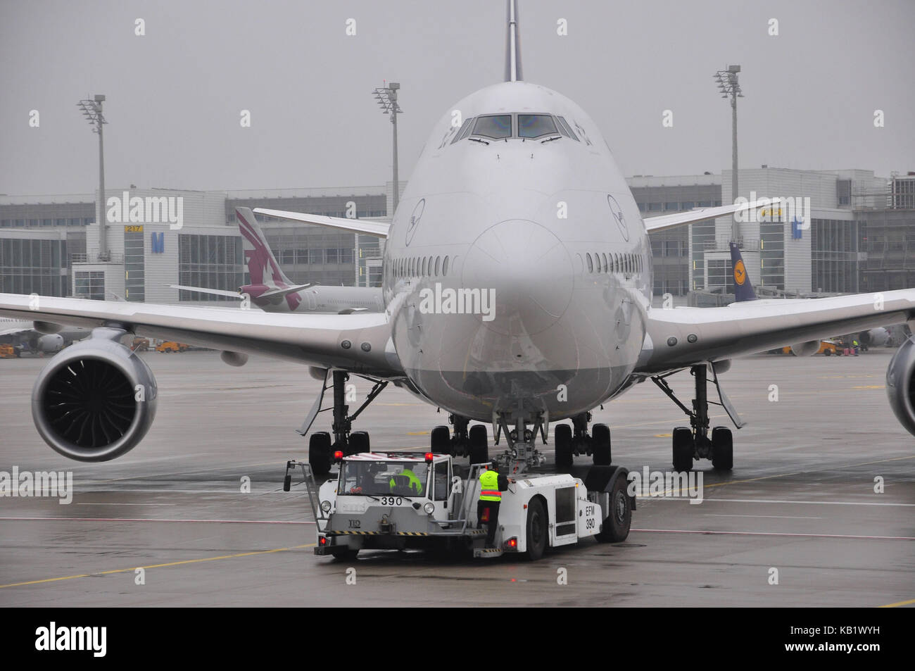 Aviazione civile, aria liner, pista, check-up, avviare i preparativi, spintori, Foto Stock