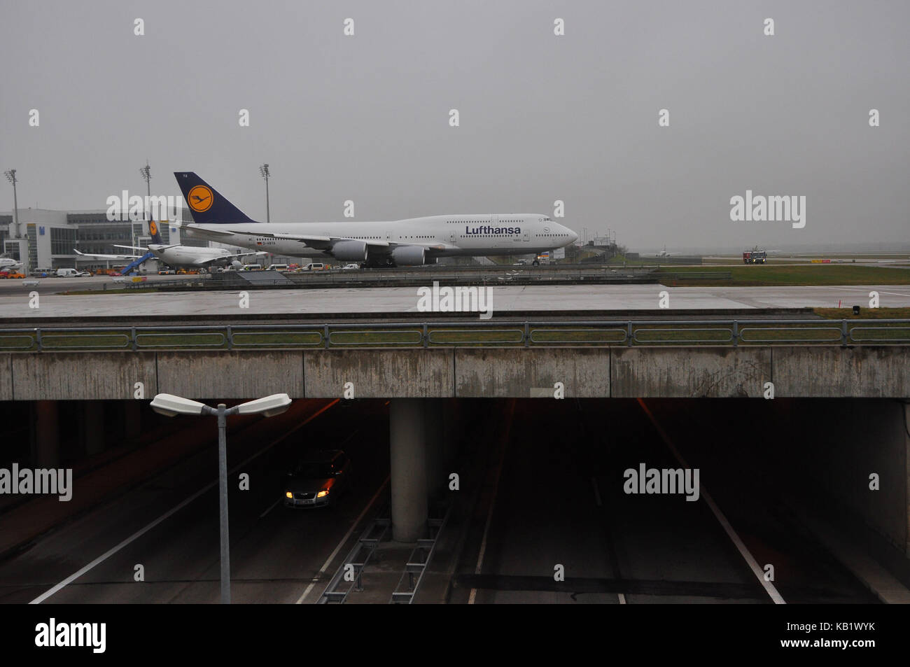 Aviazione civile, aria camicia, di rullaggio,street bridge, Foto Stock