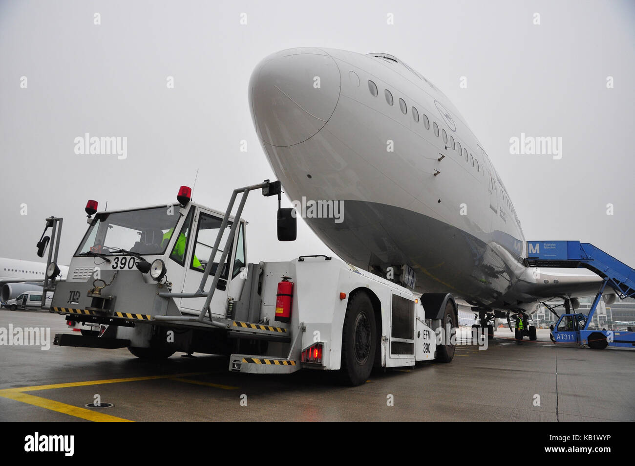 Aviazione civile, aria liner, pista, check-up, avviare i preparativi, spintori, Foto Stock