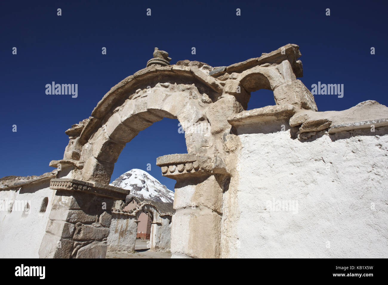 Bolivia, parco nazionale Sajama, vulcano Nevado Sajama, chiesa, Foto Stock