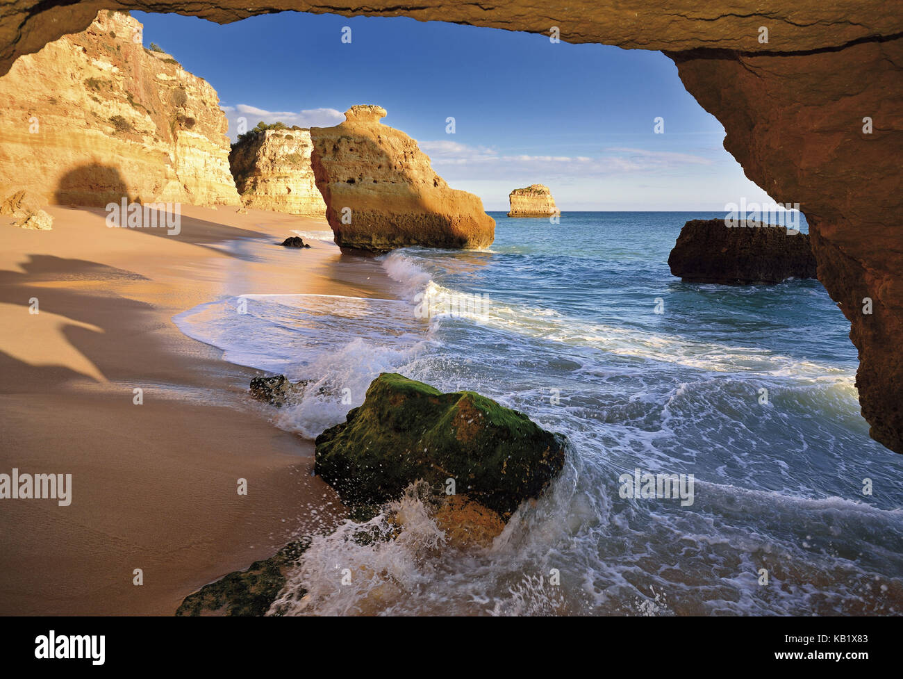 Il Portogallo, Algarve, vista da una roccia buca su Praia da Marinha, Foto Stock