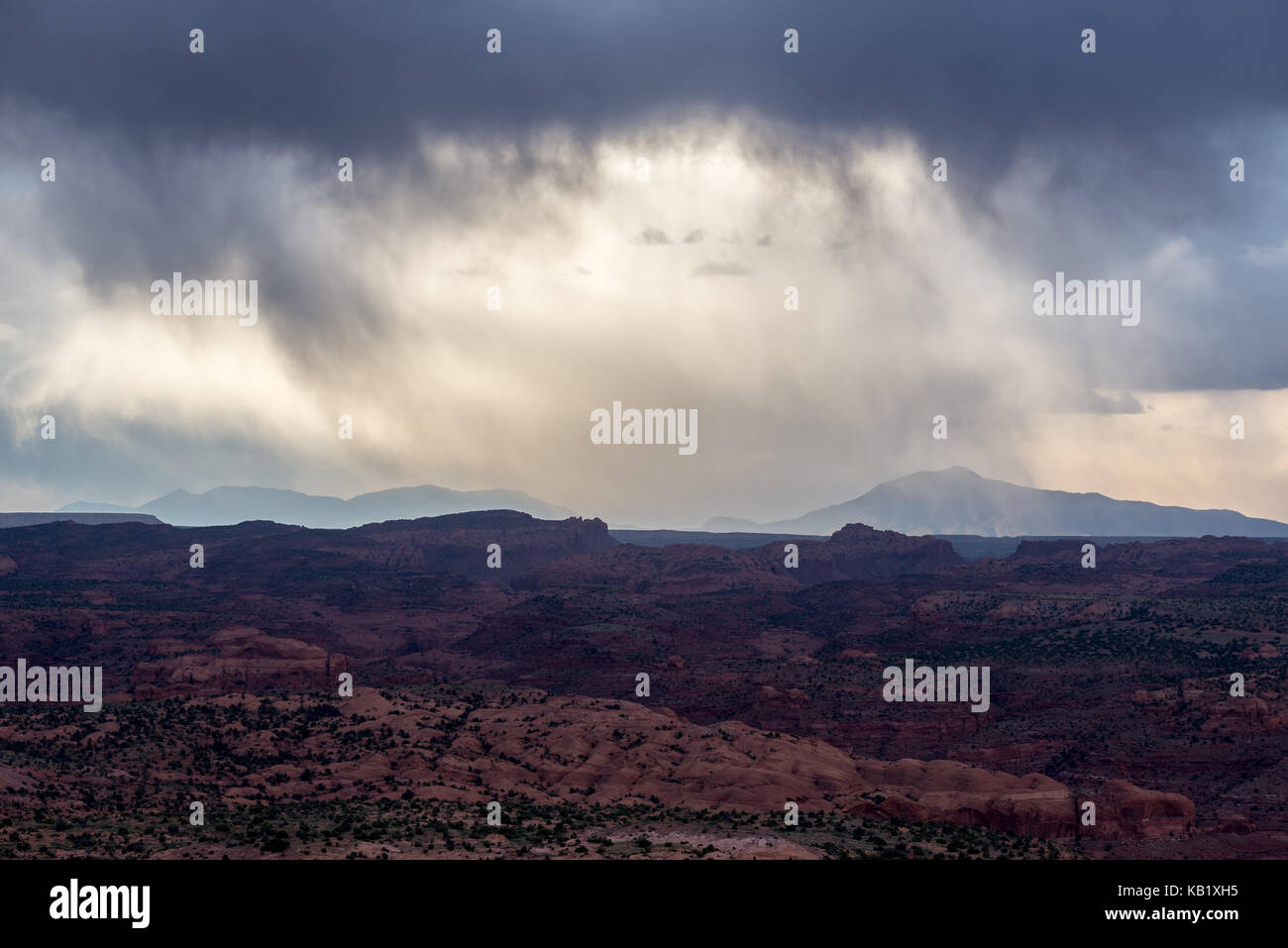 Tempesta su l'escalante canyon con il henry mountains in background, Southern Utah. Foto Stock