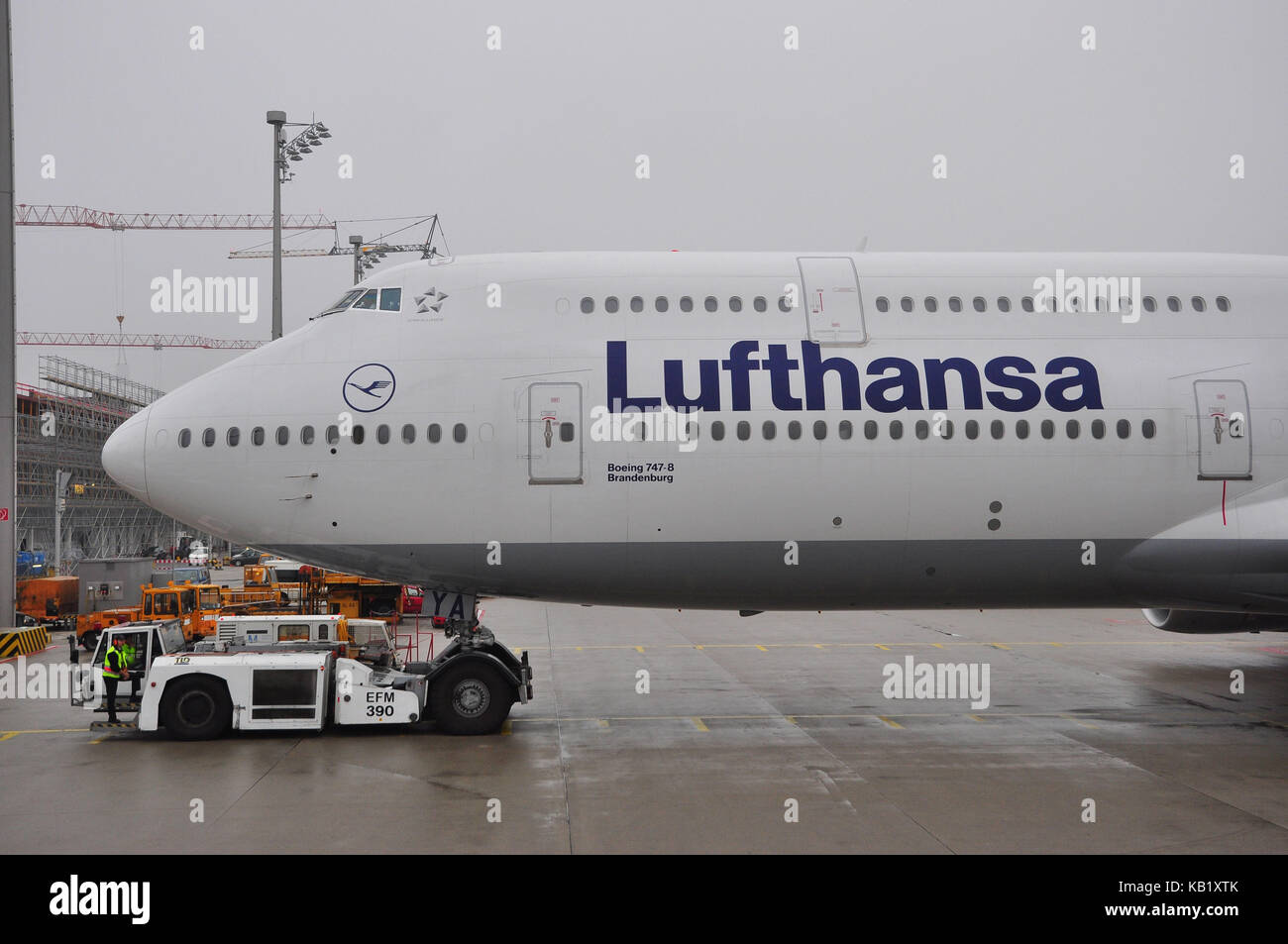 Aviazione civile, aria liner, pista, check-up, avviare i preparativi, spintori, Foto Stock