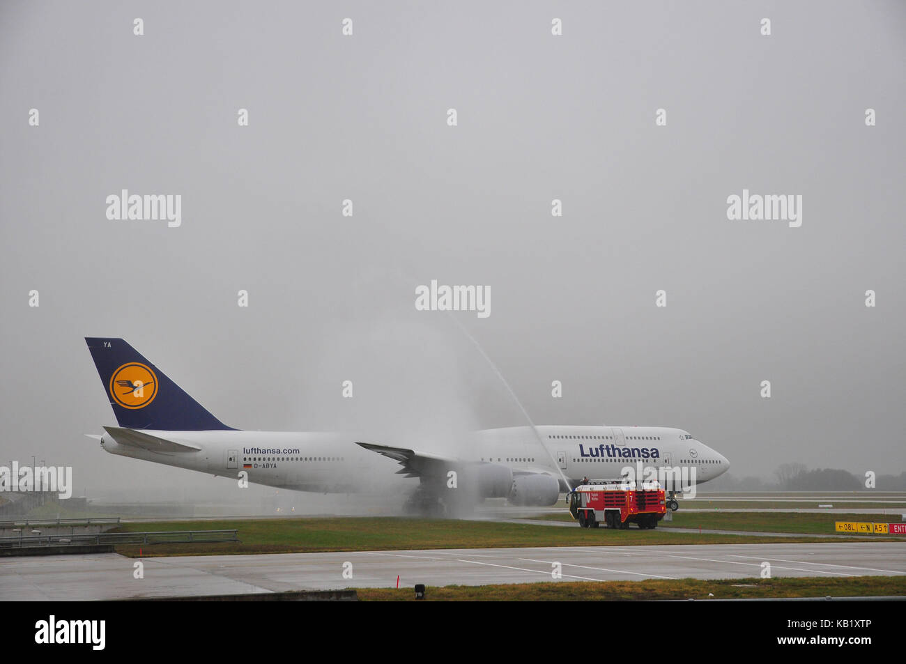 Aviazione civile, aria camicia, di rullaggio,battesimo aereo, aeroporto di vigili del fuoco, Foto Stock