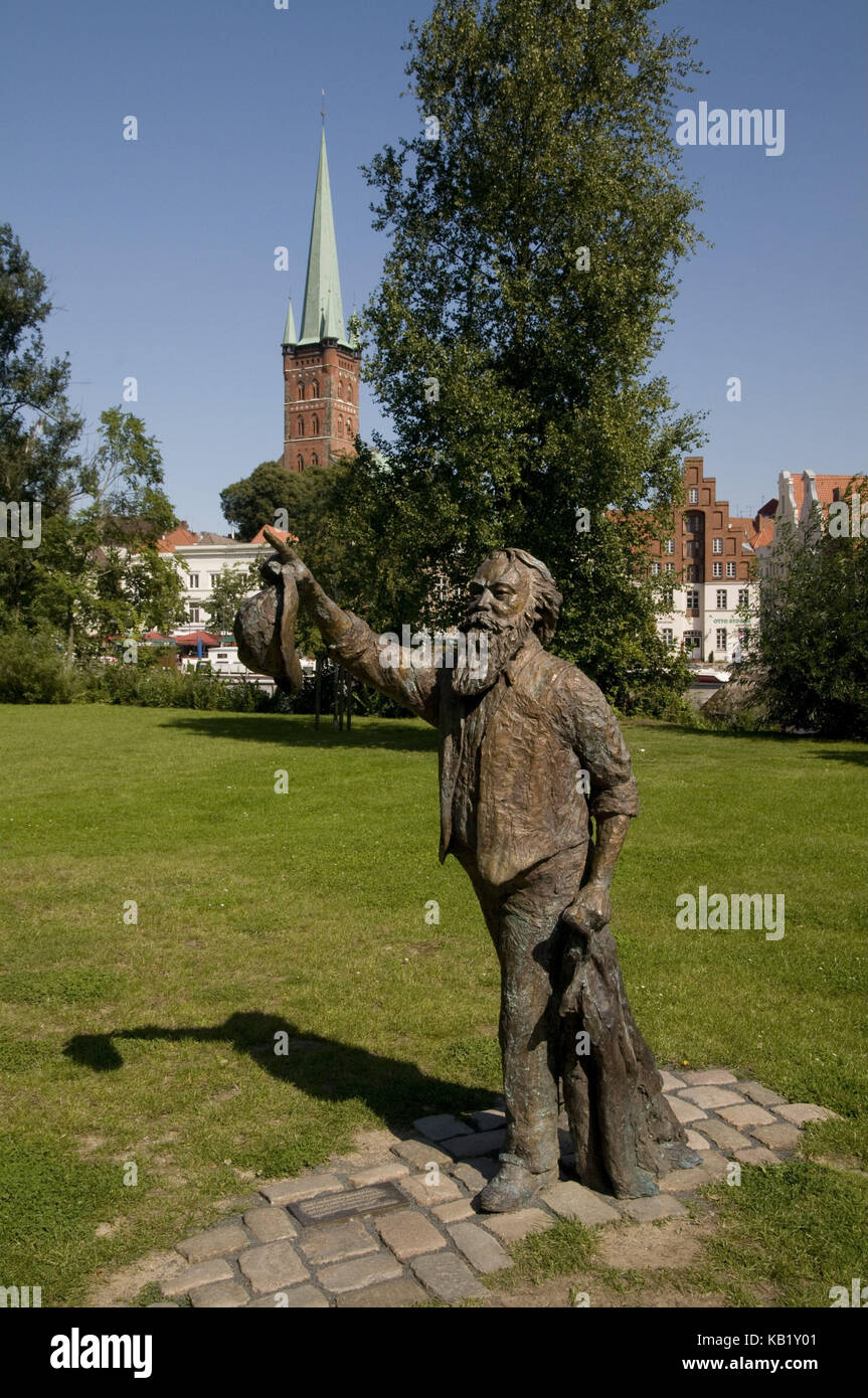 Germania, Schleswig - Holstein, Lübeck, Johannes-Brahms monumento, bronzo monumento di Claus Görtz, nel 2012, torre di San Pietro, Foto Stock