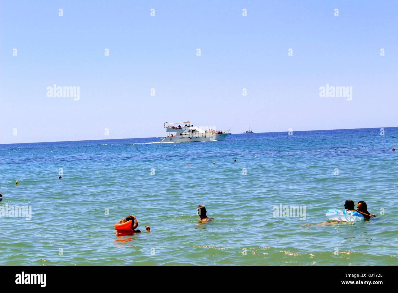 Luglio, 2017 - vacanzieri bagnarsi nel mare e abbronzarvi al sole sulla spiaggia di cleopatra (Alanya, Turchia). Foto Stock