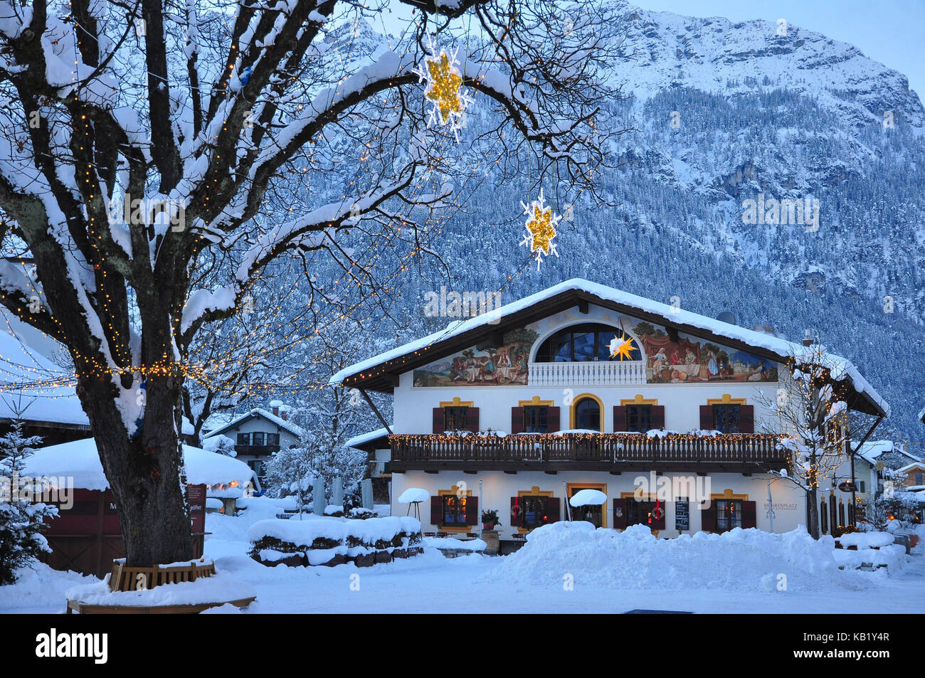 Germania, Baviera, Garmisch-Partenkirchen, decorazione natalizia sulla Mohrenplatz (piazza), Foto Stock