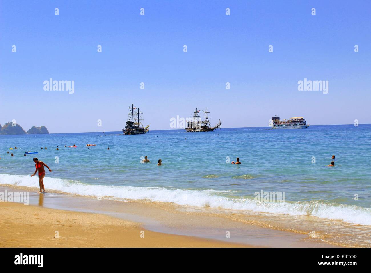 Luglio, 2017 - vacanzieri bagnarsi nel mare e abbronzarvi al sole sulla spiaggia di cleopatra (Alanya, Turchia). Foto Stock