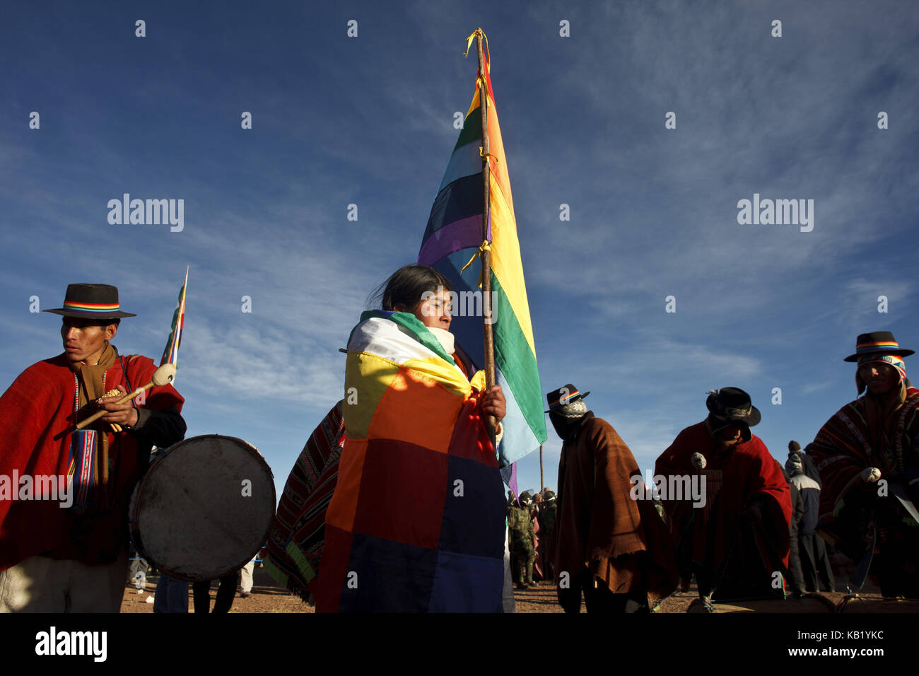 Bolivia, Tiahuanaco, festa di Capodanno di Andines, bandiera delle popolazioni indigene dell'America Latina, pellegrini, Foto Stock
