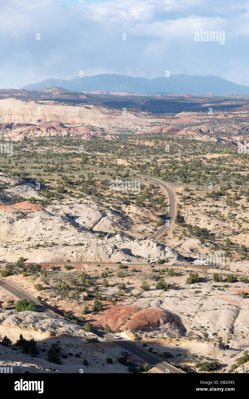 Autostrada 12 avvolgimento attraverso il canyon di arenaria nel sud dello Utah. Foto Stock