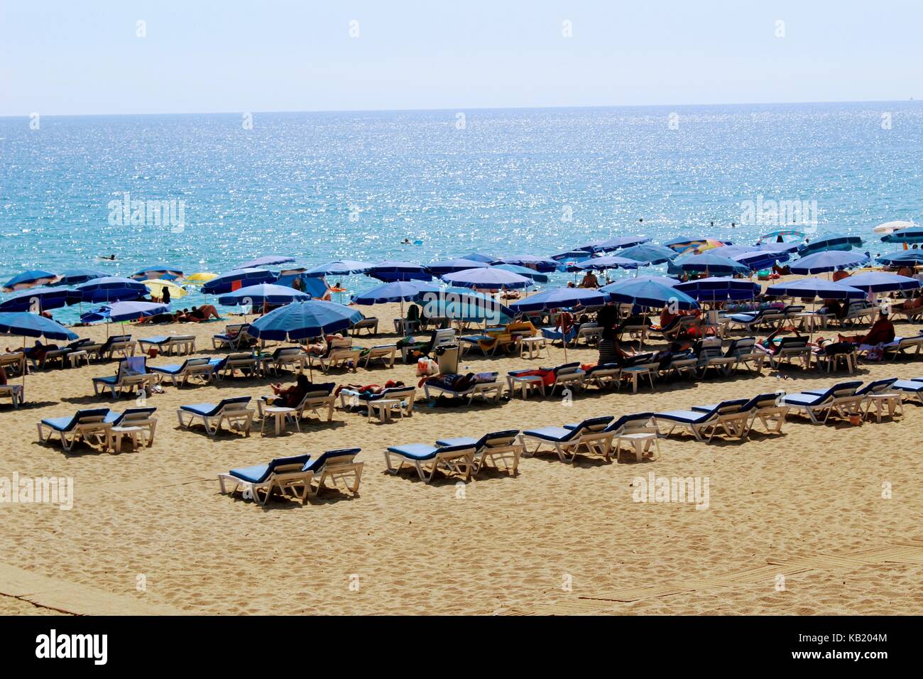 Luglio, 2017 - persone appoggiano sulle sedie a sdraio all'ombra di ombrelloni sulla spiaggia di cleopatra (Alanya, Turchia). Foto Stock