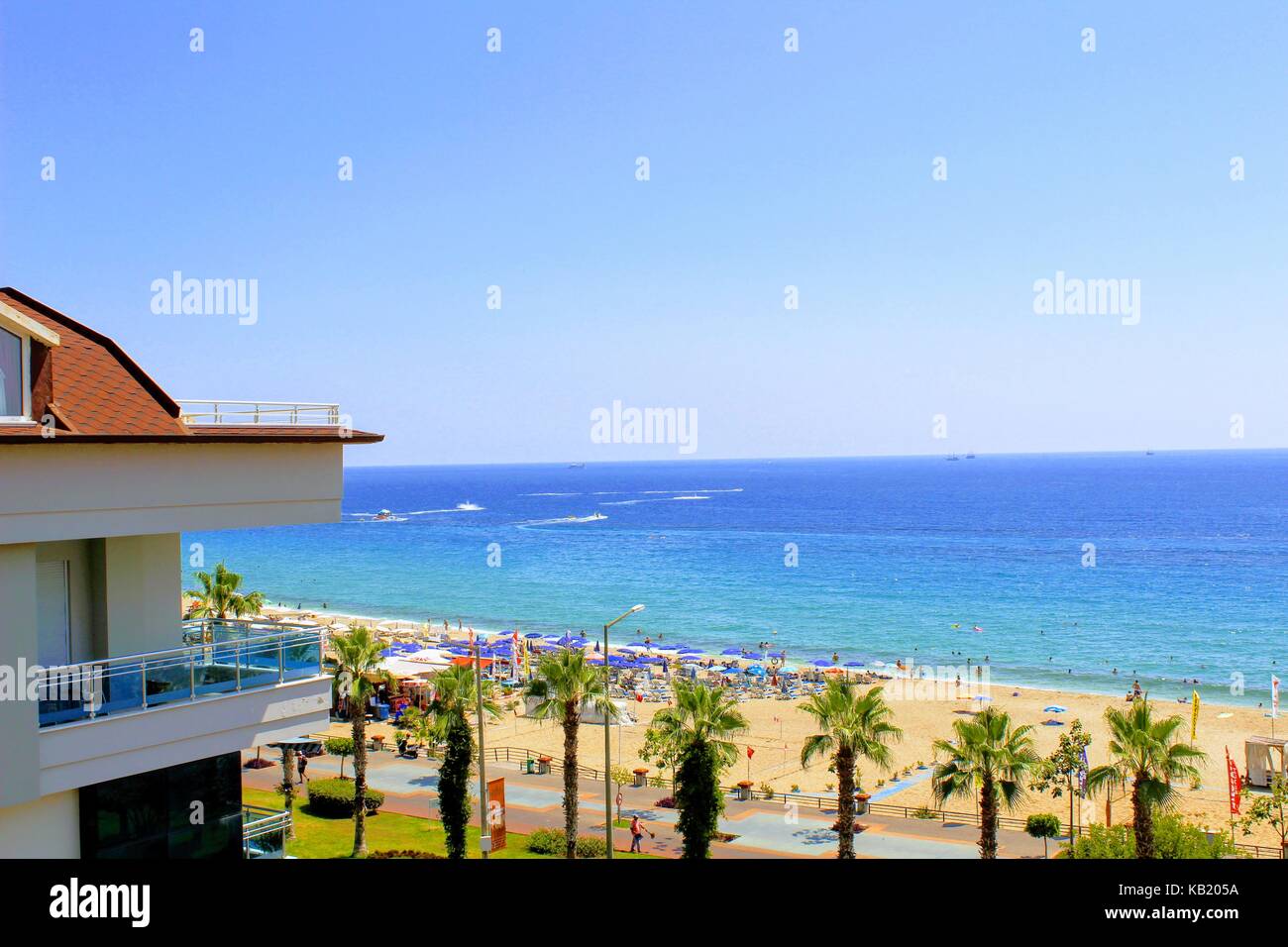 Vista del terrapieno della città di Alanya e Spiaggia di Cleopatra: il mare, la sabbia e le palme, lettini e ombrelloni. Foto Stock