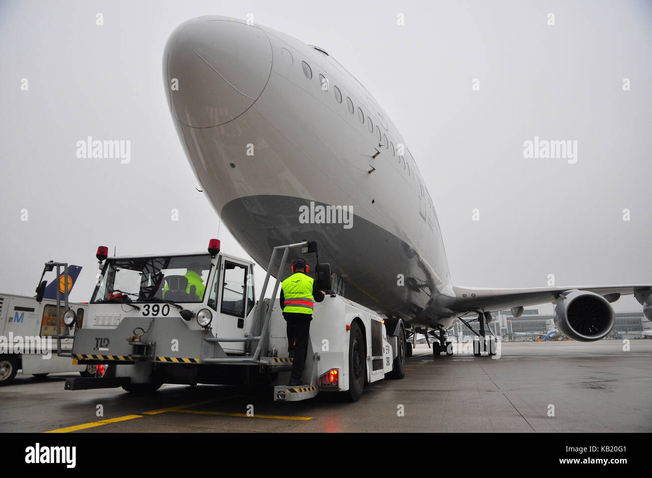 Aviazione civile, aria liner, pista, check-up, avviare i preparativi, spintori, Foto Stock