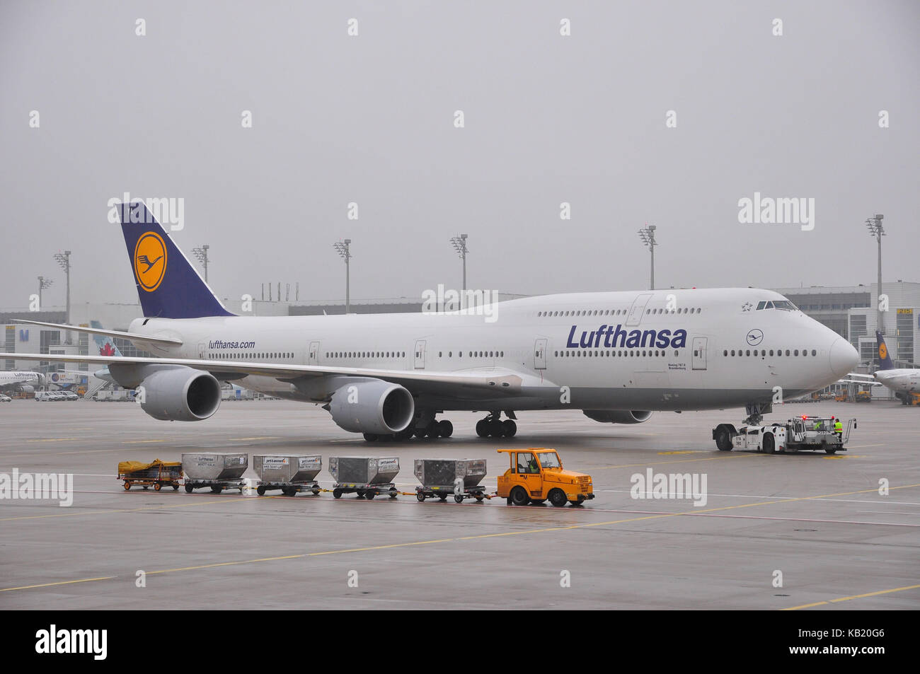 Aviazione civile, aria liner, pista di rullaggio,spintore, bagagli auto, Foto Stock