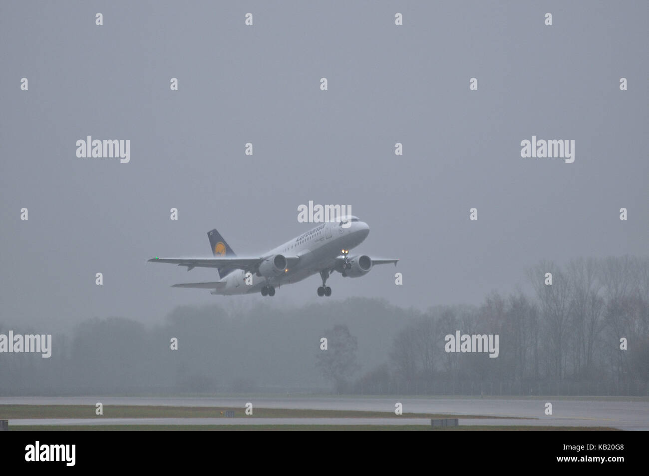 Aviazione civile, aria liner, pista, la fase di avviamento, intemperie Foto Stock