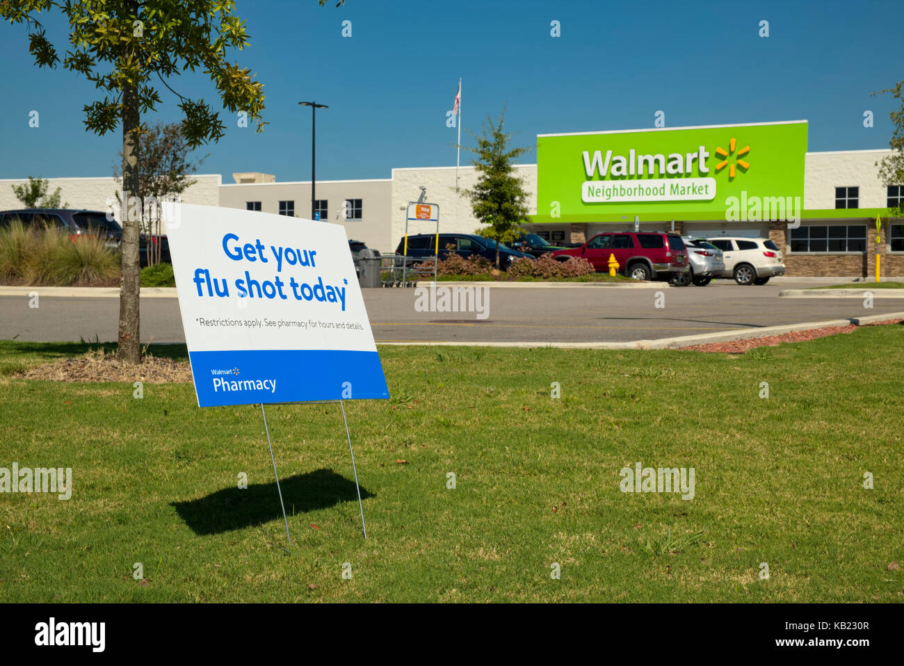 Un piccolo segno di fronte un Walmart market store pubblicità un vaccino antinfluenzale servizio nel loro farmacia come raffreddore e influenza stagione inizia negli stati uniti. Foto Stock
