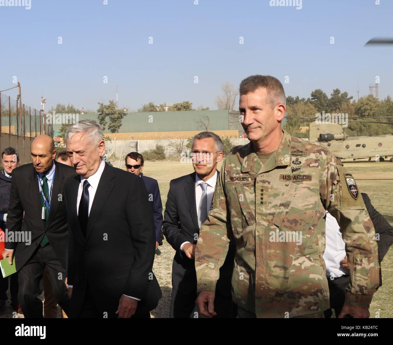 Il Segretario Generale della NATO Jens Stoltenberg è attualmente in visita in Afghanistan insieme con il Segretario alla difesa degli Stati Uniti, James Mattis Foto Stock