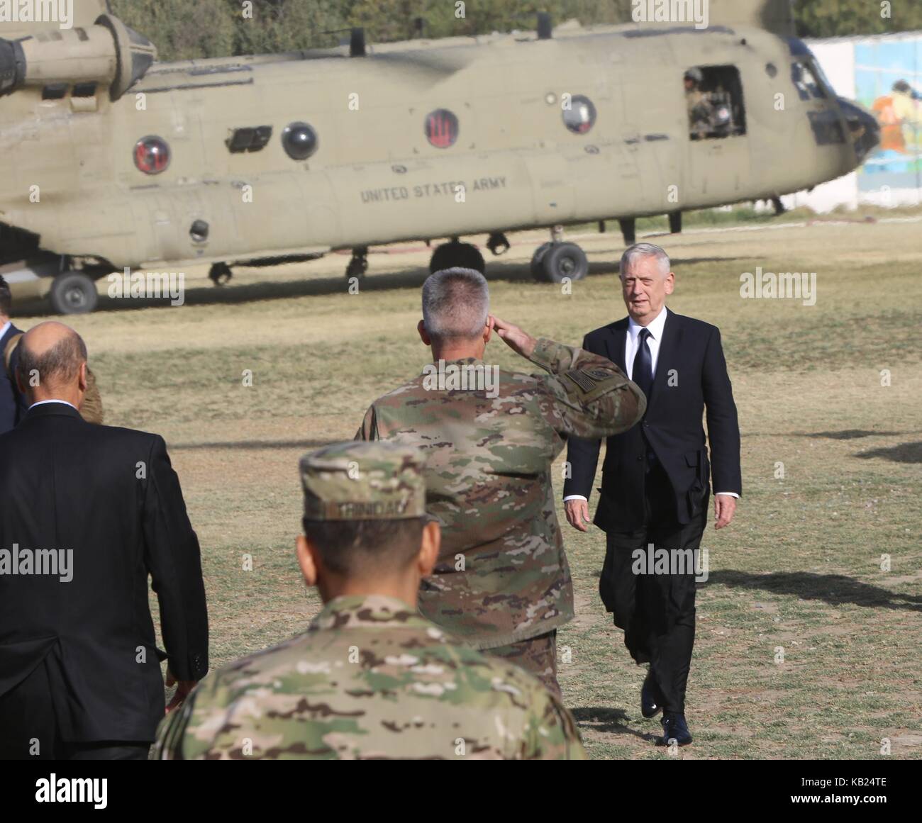 Il Segretario Generale della NATO Jens Stoltenberg è attualmente in visita in Afghanistan insieme con il Segretario alla difesa degli Stati Uniti, James Mattis Foto Stock