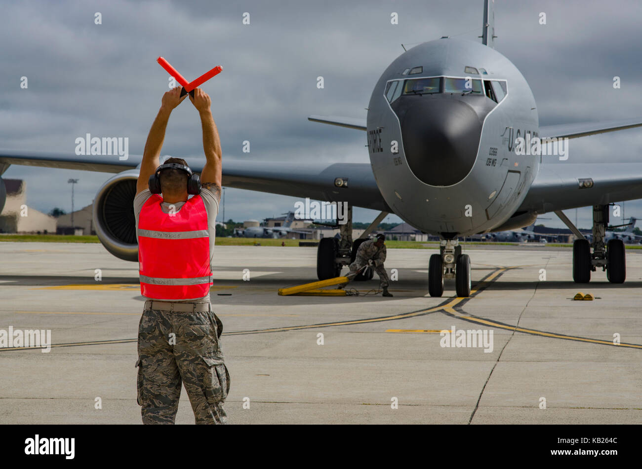 New Jersey Air National Guardsman Senior aviatori Joshua O'Reilly, capo equipaggio, esegue il marshalling di un ala 108th KC-135 Stratotanker al proprio posto di parcheggio su Foto Stock