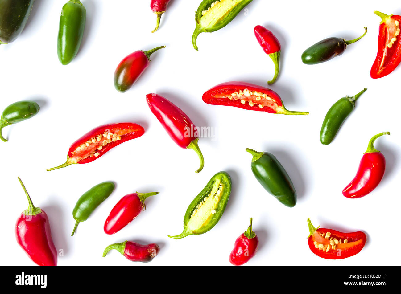 Colorati peperoni jalapenos su sfondo bianco isolato Foto Stock