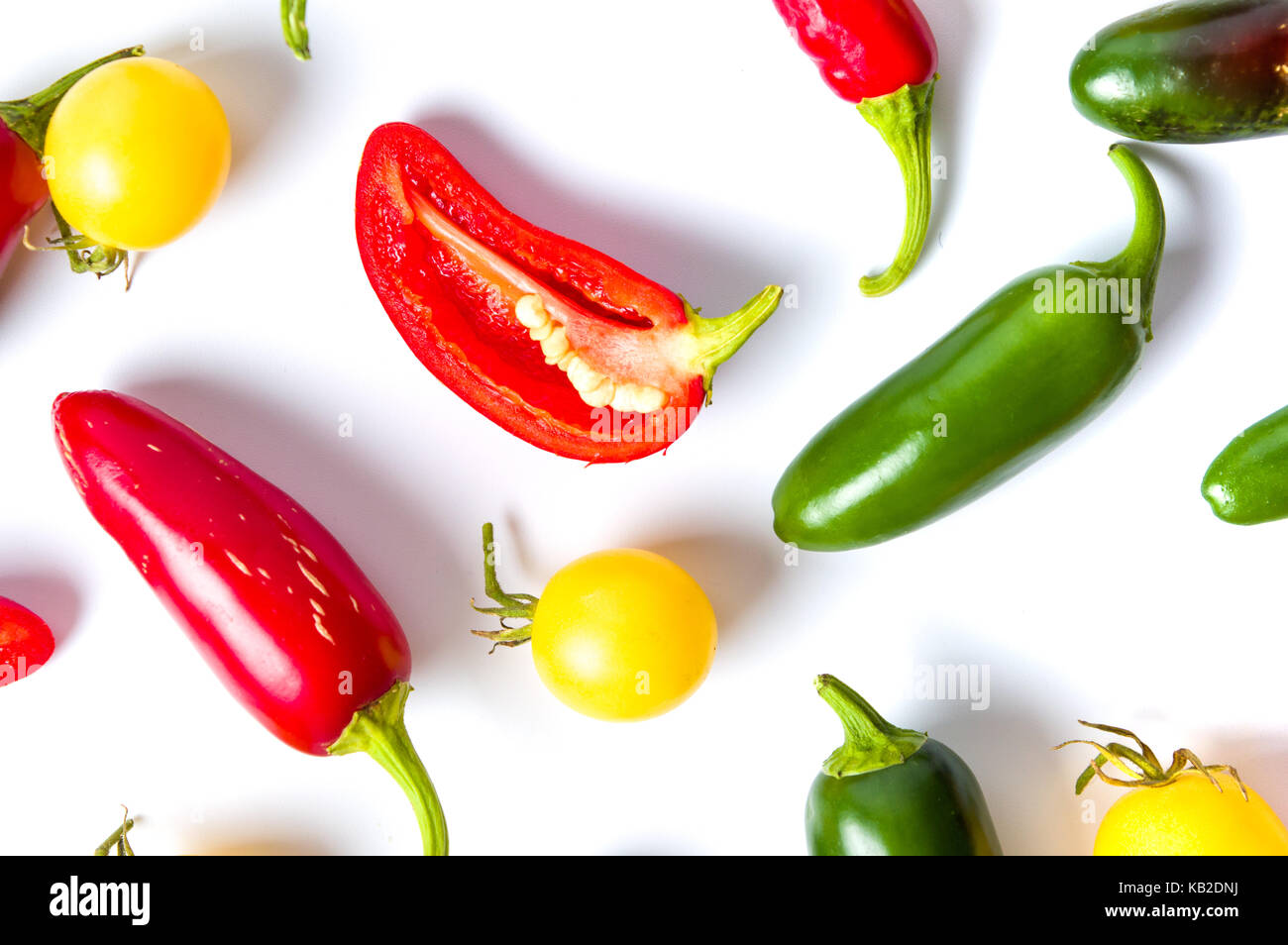 Colorato peperoni e pomodori ciliegia su sfondo bianco isolato Foto Stock